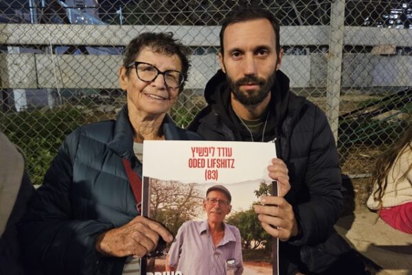 יוכבד ליפשיץ ונכדה דניאל בהפגנת משפחות החטופים בקריה בתל אביב (צילום: מאיה רונן)