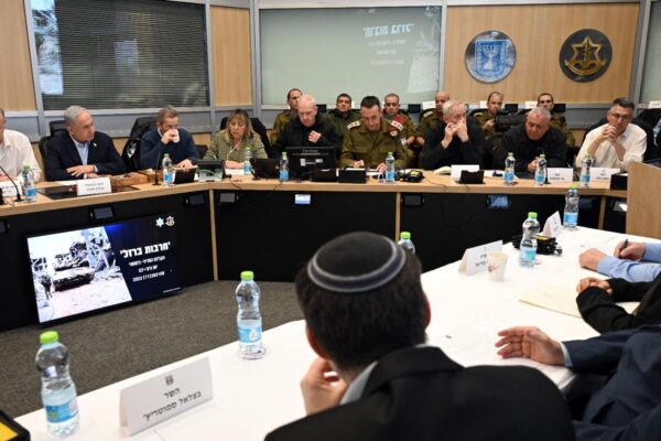 ישיבת הקבינט המדיני-בטחוני בקריה בתל אביב (צילום: חיים צח / לע"מ)