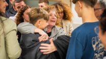 מחוץ לשבי: מירב טל עם אור ויגיל יעקב, שלושתם נחטפו לרצועת עזה והוחזרו לישראל (צילום: ללא קרדיט)