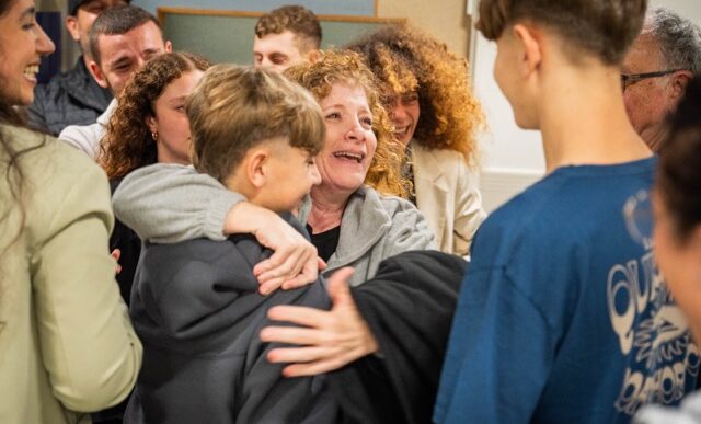 מחוץ לשבי: מירב טל עם אור ויגיל יעקב, שלושתם נחטפו לרצועת עזה והוחזרו לישראל (צילום: ללא קרדיט)