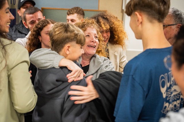 מחוץ לשבי: מירב טל עם אור ויגיל יעקב, שלושתם נחטפו לרצועת עזה והוחזרו לישראל (צילום: ללא קרדיט) מחוץ לשבי: מירב טל עם אור ויגיל יעקב, שלושתם נחטפו לרצועת עזה והוחזרו לישראל (צילום: ללא קרדיט)