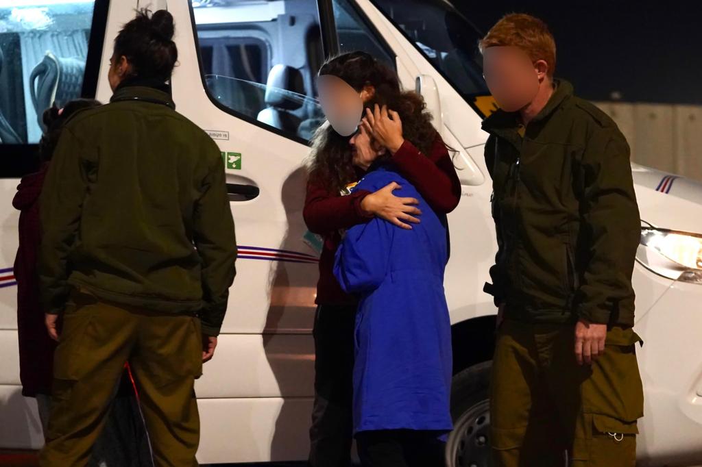אירנה טטי מניר עוז, עם הגעתה לשטח ישראל לאחר שחרורה משבי חמאס (צילום: דובר צה&quot;ל)