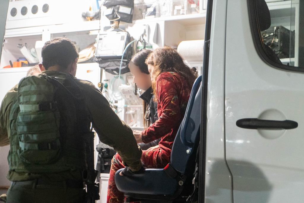 עמית סוסנה עם הגעתה לשטח ישראל לאחר שחרורה משבי חמאס
