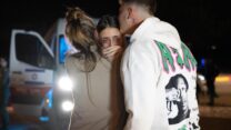 מייה שם נפגשת עם אמה ואחיה בבסיס חיל האוויר והחצרים, עם חזרתה לארץ משבי חמאס