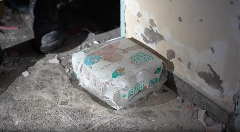 שקית חיתולים לתינוקות שנמצאה במתחם (צילום: דובר צה"ל)