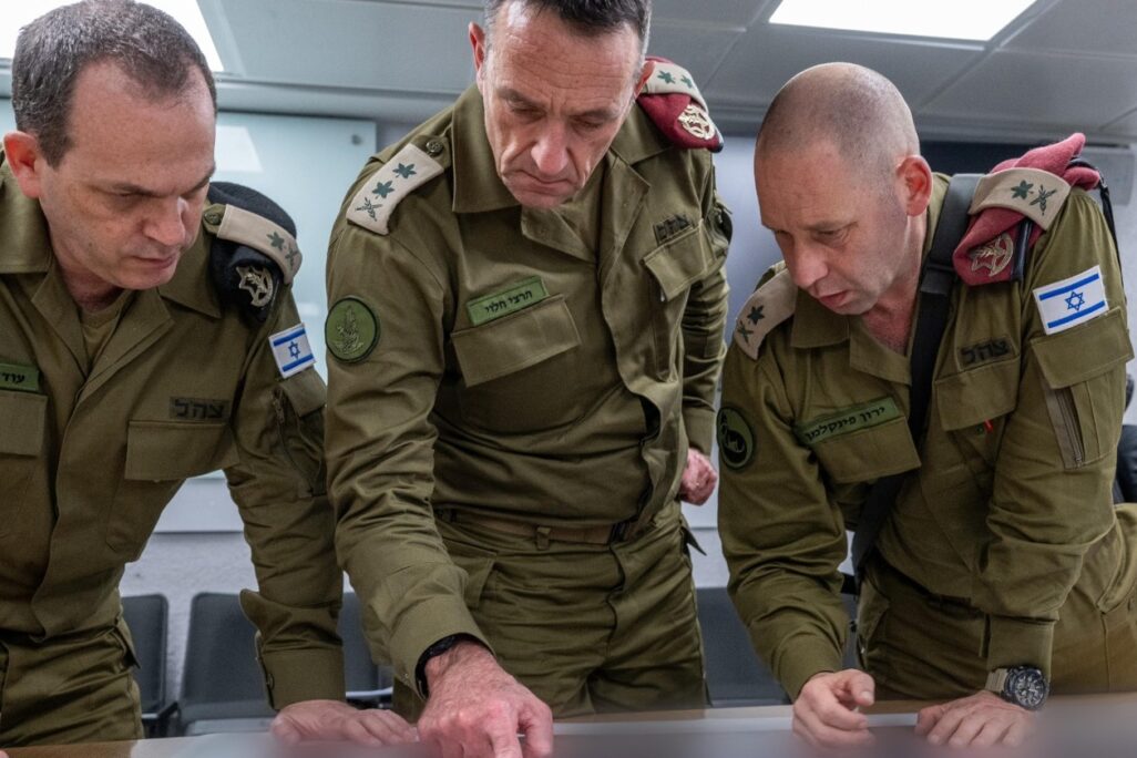 הרמטכ"ל הרצי הלוי ופורום מטכ"ל בפיקוד הדרום (צילום: דובר צה"ל) הרמטכ"ל הרצי הלוי ופורום מטכ"ל בפיקוד הדרום (צילום ארכיון: דובר צה"ל)