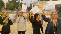 תושבות מושב אלקוש מפגינות בירושלים נגד החזרתן לגבול הצפון (צילום: יהל פרג')