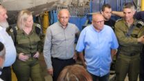 ארנון בר דוד בסיור בבסיס תל השומר (דוברות ההסתדרות)