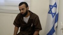 המחבל עאמר אבו ע׳ושה שהשתתף בטבח בכפר עזה ב-7 באוקטובר בחקירתו (צילום: צה״ל, מתוך קטע הוידאו)