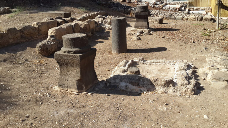 שרידי בית הכנסת העתיק ביסוד המעלה (צילום: אלון ברש, ויקימדיה)