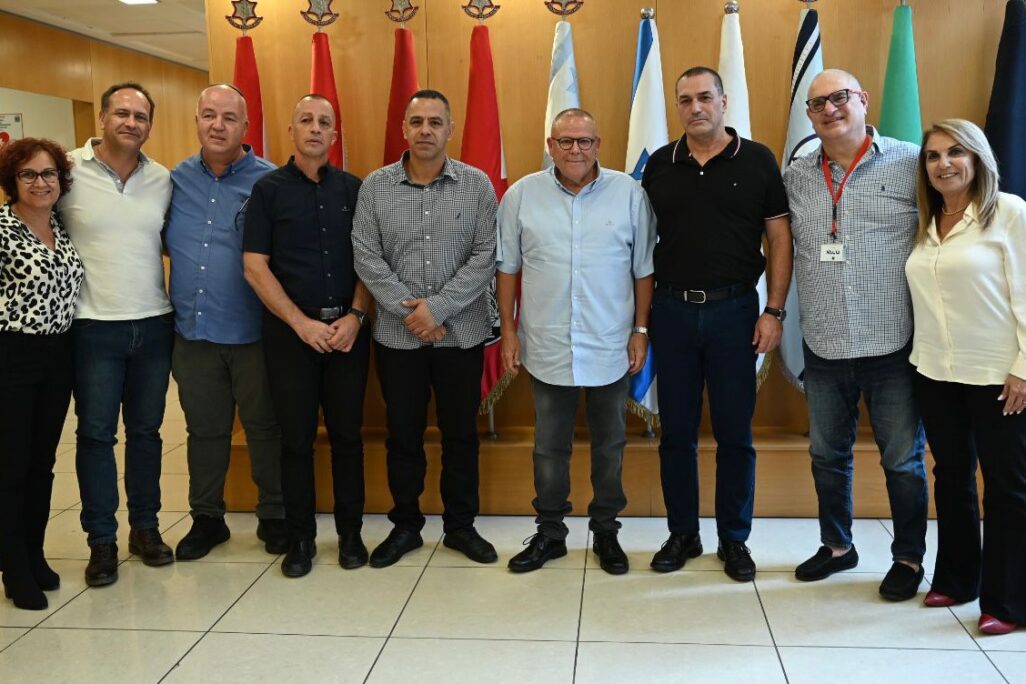 יו״ר ההסתדרות ארנון בר דוד במהלך ביקורו בקריה עם עובדי משרד הביטחון (צילום: דוברות ההסתדרות)