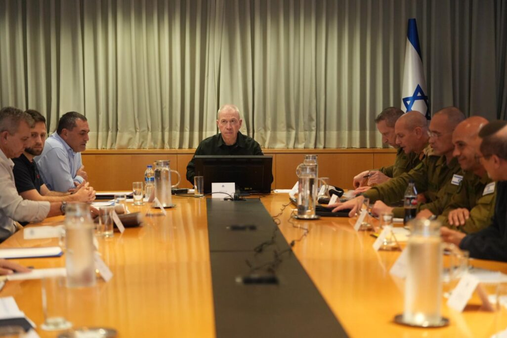 שר הביטחון גלנט בהערכת מצב לעורף (צילום: אלעד מלכה) שר הביטחון גלנט בהערכת מצב לעורף (צילום: אלעד מלכה)