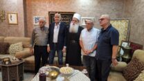 המנהיג הרוחני של העדה הדרוזית בישראל, השייח מואפק טריף (במרכז) עם יו"ר ההסתדרות, ארנון בר-דוד (שני מימין) (צילום: דוברות ההסתדרות)