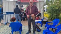 ערן אבני, חבר קיבוץ בארי באוהל המחאה בכיכר החטופים (צילום: מאיה רונן, דבר)