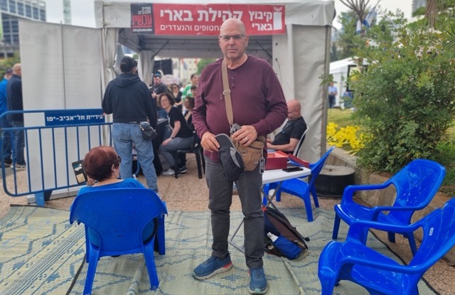 ערן אבני, חבר קיבוץ בארי באוהל המחאה בכיכר החטופים (צילום: מאיה רונן, דבר)