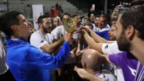 שועלי כפר עזה מניפים את הגביע, אחרי הניצחון על נבחרת הוותיקים של ישראל (צילום: גלעד קוולרצ'יק)