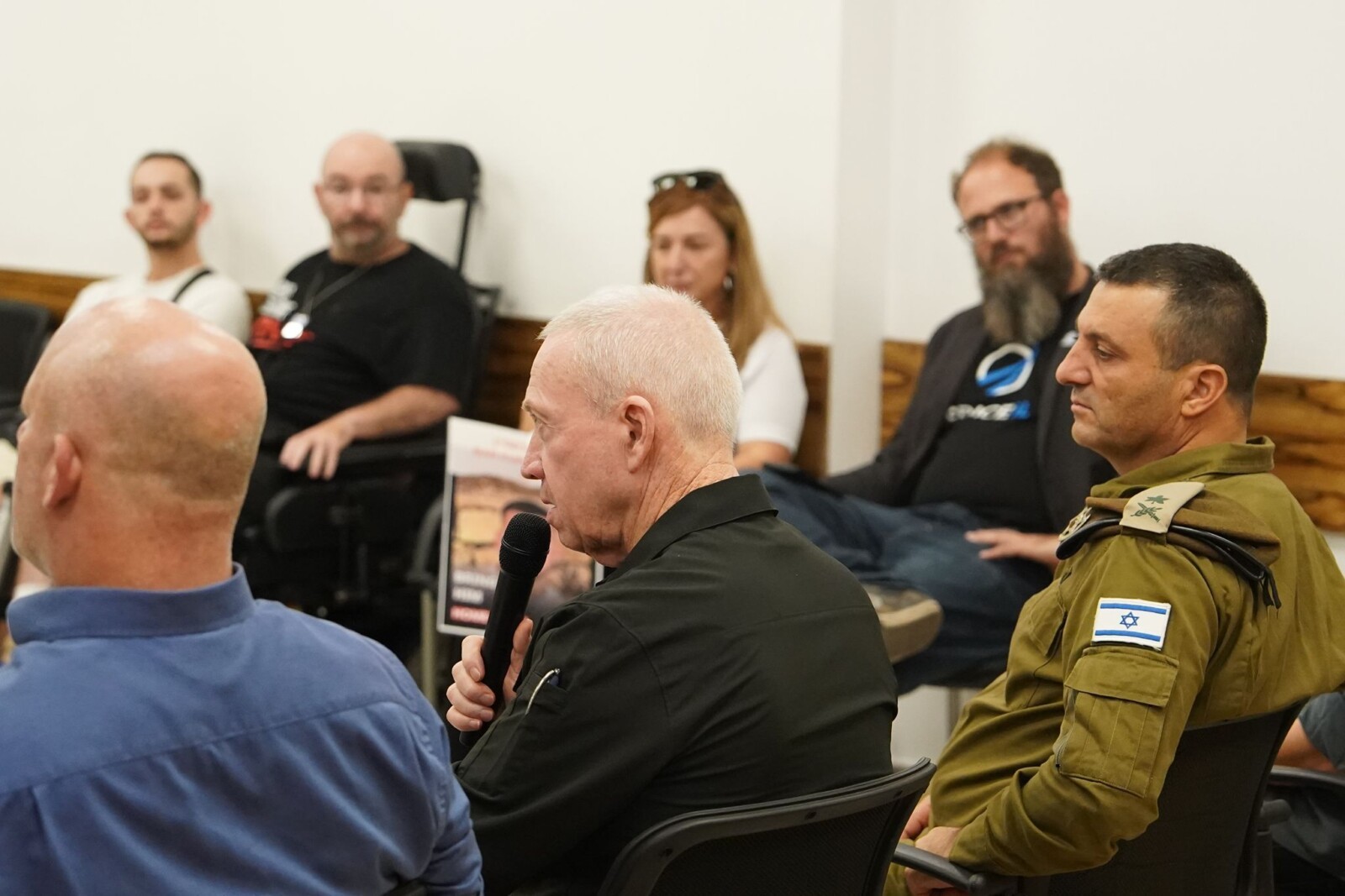 שר הביטחון בפגישה עם משפחות החטופים (צילום: אריאל חרמוני, משרד הביטחון)