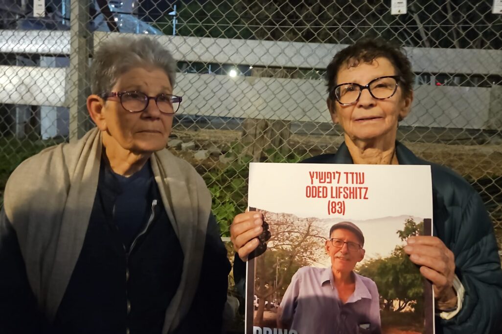 יוכבד ליפשיץ ששוחררה מעזה עם פוסטר של בעלה עודד שחטוף בידי חמאס (צילום: מאיה רונן) יוכבד ליפשיץ ששוחררה מעזה עם פוסטר של בעלה עודד שחטוף בידי חמאס (צילום: מאיה רונן)