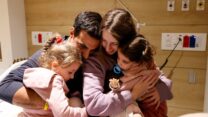 אביב אשר בת 2.5, אחותה רז אשר בת 4.5 ואמן דורון,  במפגש הראשון עם יוני, אבא של רז ואביב ובעלה של דור (צילום: דוברות מרכז שניידר)