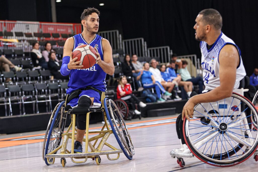 עשהאל שבו במדי נבחרת ישראל בכדורסל בכיסאות גלגלים. &quot;מייצג משהו יותר גדול&quot; (צילום: Ana Sasse)