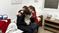 דפנה ואלה אליקים, בנות ה-8 וה-15, נפגשות עם אימן מעין צין לאחר שחרורן משבי חמאס (צילום: דוברות ביה"ח שיבא)