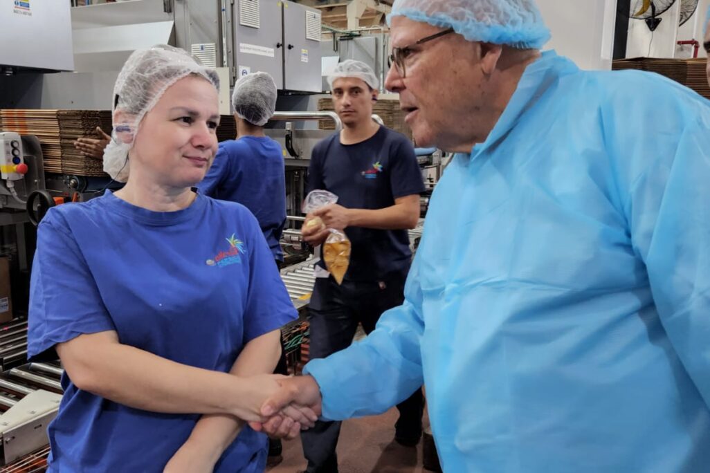 ארנון בר דוד עם עובדת במפעל שטראוס מלוחים במהלך סיורו בשדרות (צילום: דוברות ההסתדרות)