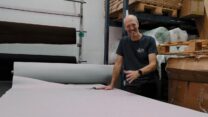 מיקי וולף והעורות במפעל טבע נאות (צילום: דוד טברסקי)