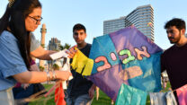 שירה לוי וקרובי משפחה נוספים של משפחת קוץ ז"ל עם עפיפון לזכר אביב קוץ, שייסד עם אשתו לבנת את מסורת העפיפוניאדה (צילום: יונתן בלום)