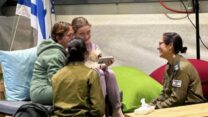 גבריאלה ומיאה ליימברג בשיחת טלפון ראשונה למשפחתן (צילום: לע"מ)