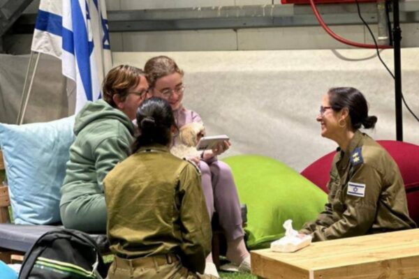 גבריאלה ומיאה ליימברג בשיחת טלפון ראשונה למשפחתן (צילום: לע"מ)