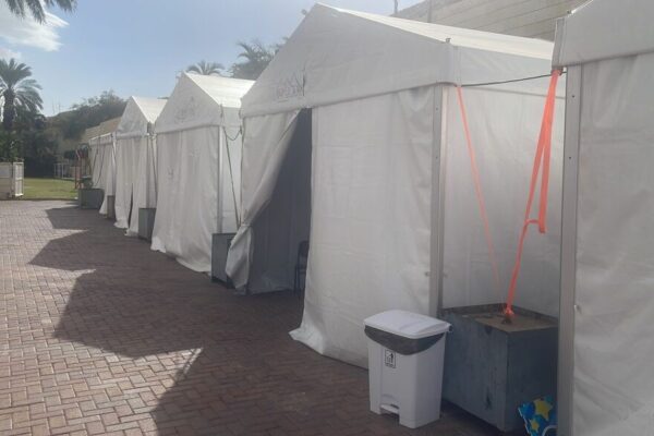 אוהלים שהוקמו מחוץ למלון כדי לשמש כבית ספר לילדי סעד (צילום: יח&quot;צ ישרוטל)