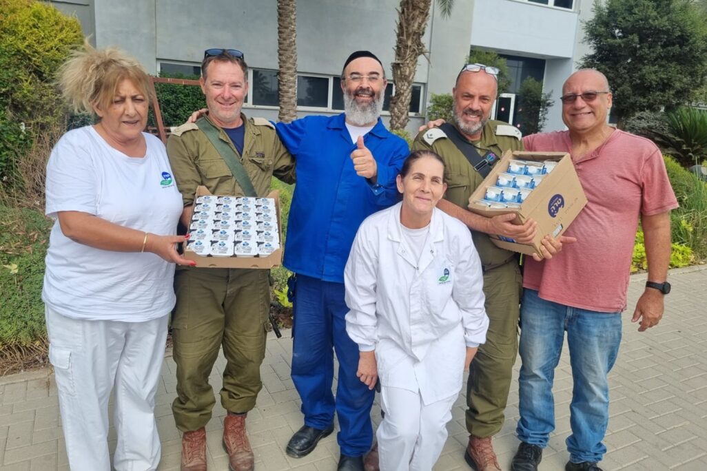 מנשה פנחס (מימין) ועובדי 'טרה' תורמים לחיילי צה"ל (צילום: אלבום פרטי) מנשה פנחס (מימין) ועובדי 'טרה' תורמים לחיילי צה"ל (צילום: אלבום פרטי)