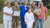 מנשה פנחס (מימין) ועובדי 'טרה' תורמים לחיילי צה"ל (צילום: אלבום פרטי)