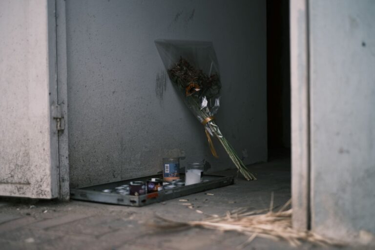 פינת זיכרון מאולתרת בתחנה שבה נרצחו 13 פנסיונרים (צילום: דוד טברסקי)
