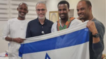 עובדי הניקיון במרכז הרפואי וולפסון שסייעו במתחם זיהוי החללים: וורקו יהאלו (מימין), אנדיהנו אמביעלה, ברק נונא ודסטאו סוונך
(צילום: המרכז הרפואי וולפסון)