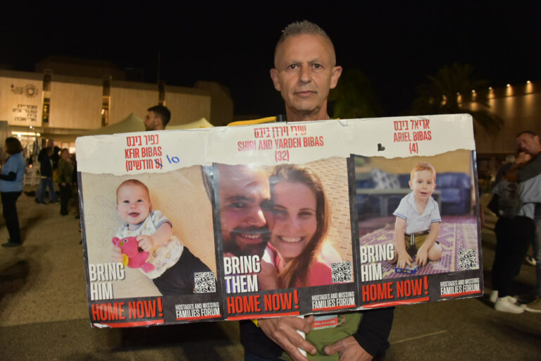 יאיר קשת עם תמונות של אחיינו, ירדן ביבס, ובני משפחתו שנחטפו. "זו לא אופציה שירדן יחזור כרגע. ניתן רק להמר עכשיו ששירי והילדים כן יחזרו, וזו הנחמה היחידה" (צילום: הדס יום טוב)