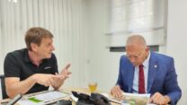 ראש המועצה האזורית שדות נגב, תמיר עידאן (משמאל) עם מנכ"ל משרד ראש הממשלה, יוסי שלי (צילום: דוברות משרד ראש הממשלה)