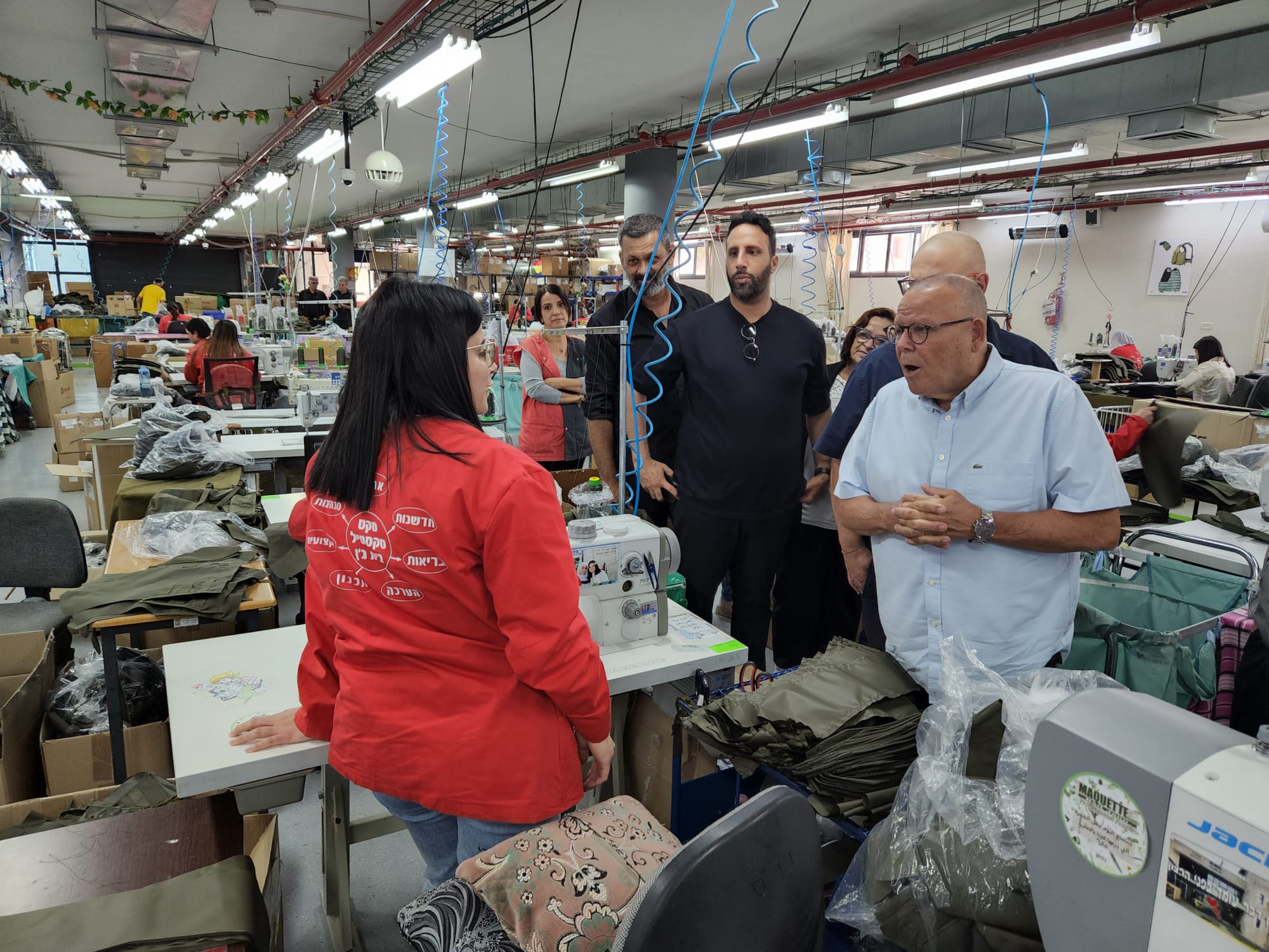 יו&quot;ר ההסתדרות ארנון בר-דוד עם עובדות מפעל הטקסטיל 'מקט' (צילום: דוברות ההסתדרות)