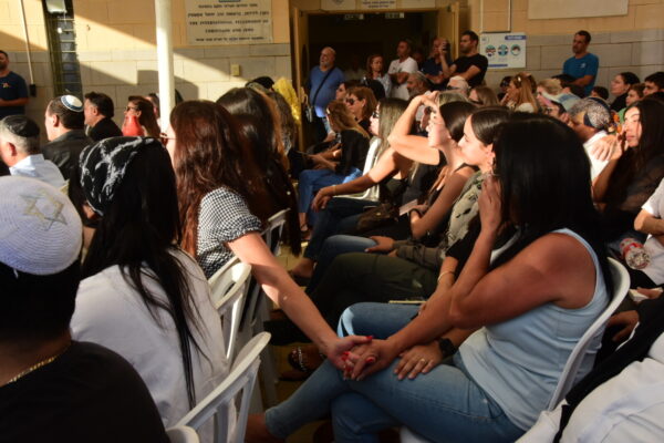 טקס זיכרון באופקים, לציון 30 יום לטבח ה-7 באוקטובר. רוב התושבים מכירים מישהו שנהרג או נפצע (צילום: הדס יום טוב)