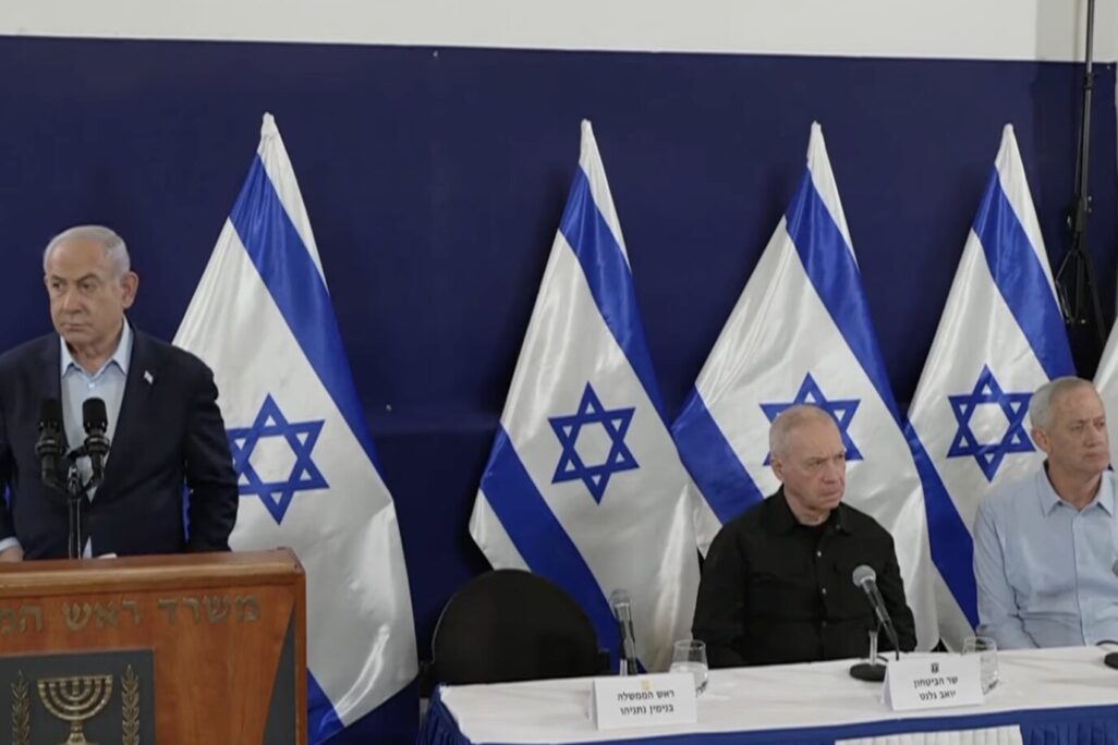 ראש הממשלה בנימין נתניהו במסיבת עיתונאים עם שר הביטחון יואב גלנט והשר בני גנץ (צילום: שידור חי, צילום מסך)