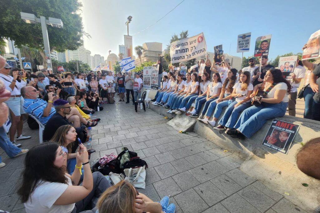 מקהלת קיבוץ מורן בהפגנה מול הקריה לשחרור החטופים והנעדרים (צילום: דפנה איזנברוך)