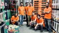 צוות 'בירבזאר' מתכוננים ליריד החקלאי. שני משמאל: ליאור וייס, הבעלים (צילום: אלבום פרטי)