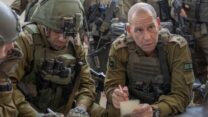 מפקד פיקוד דרום, האלוף ירון פינקלמן בבית החולים שיפא ברצועת עזה (צילום: דובר צה״ל)