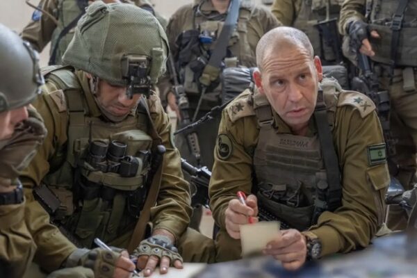 מפקד פיקוד דרום, האלוף ירון פינקלמן בבית החולים שיפא ברצועת עזה (צילום: דובר צה״ל)