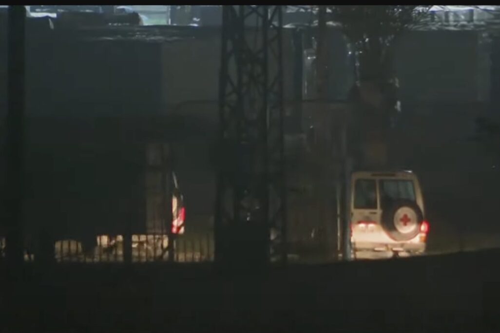 רכבי הצלב האדום ועליהם החטופים ששוחררו בפעימה השביעית עושים דרכם החוצה מרצועת עזה (צילום: צילום מסך, שידור חי)
