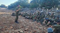 קב"ן מעביר הכנה מנטלית לחיילי סוללת תותחנים בשטחי הכינוס (צילום: אלבום פרטי)