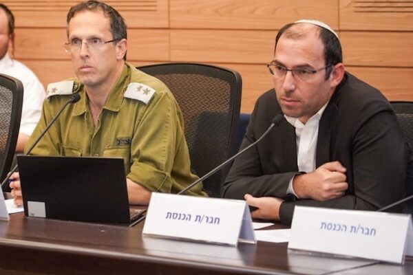 חברי הכנסת משה טור פז (משמאל) ושמחה רוטמן בוועדת העבודה והרווחה. טור פז: "אני מצפה ממשרד הביטחון שיהיה הראשון לעמוד על זכויות אנשי המילואים, לא שאנחנו נילחם עבורם" (צילום: דוברות הכנסת, דני שם טוב)