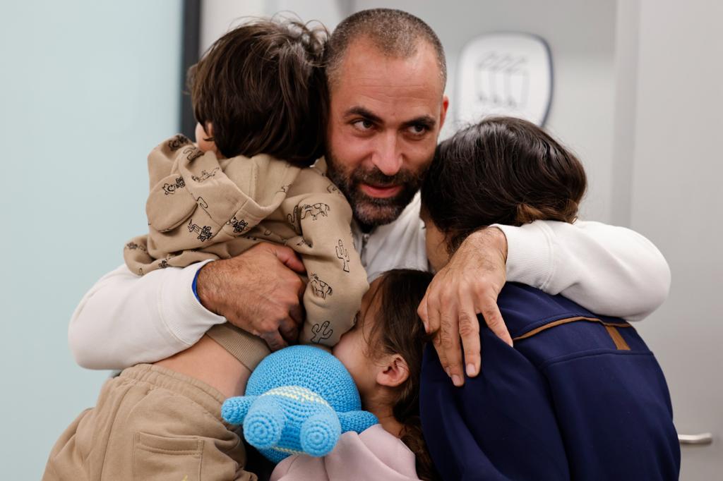 המפגש הראשון עם אבא אביחי (צילום: דוברות מרכז שניידר)