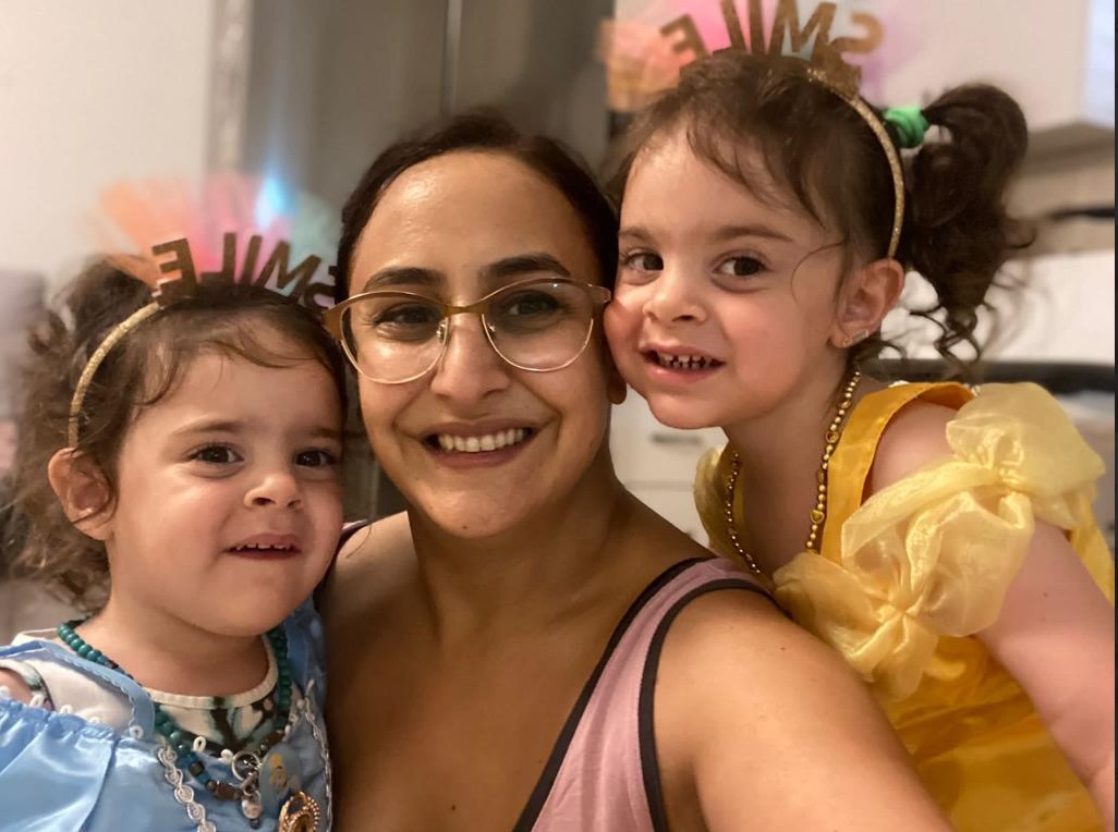 שרון אלוני קוניו ובנותיה יולי ואמה (צילום: מטה המשפחות)