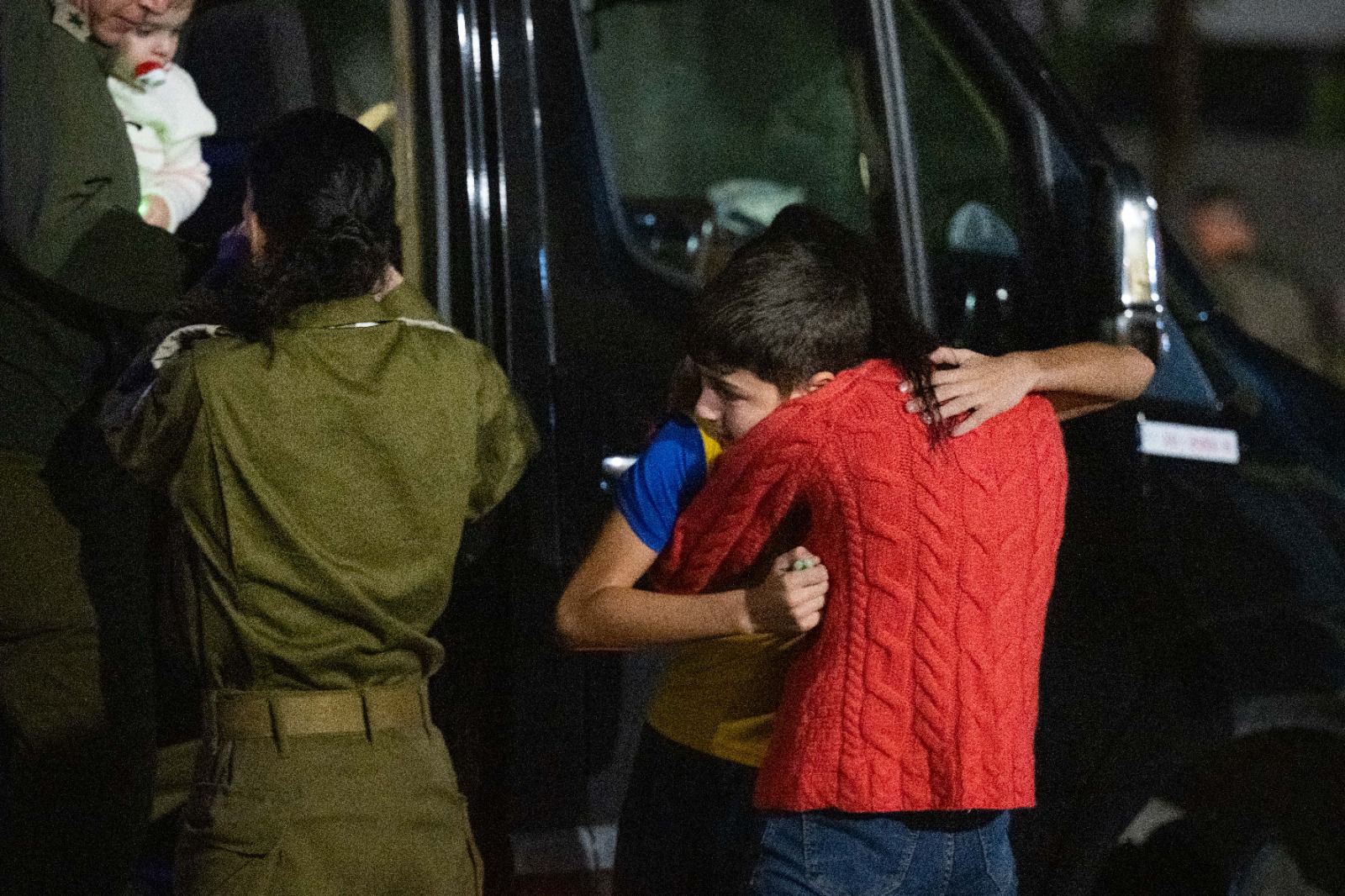 איתן יהלומי בחיבוק ראשון עם אימו בכרם שלום (צילום: דובר צה"ל)